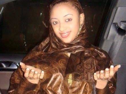 عاجل “رحمة” ..سمراء موريتانيا الفاتنة التي سرقتها أضواء الشهرة (صورة)