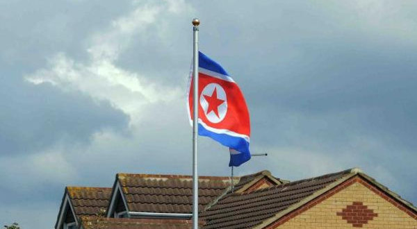 هام ظهور “غامض” لعلم كوريا الشمالية فوق منزل بإنجلترا