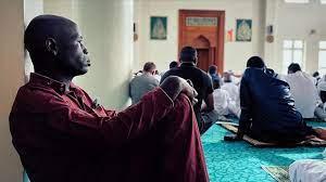 مسلمو أوغندا يحتجون على مداهمة المساجد وسط حملة اعتقالات تعسفية