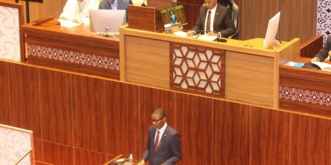الوزير الأول يقدم حصيلة عمل حكومته وبرنامجها أمام البرلمان